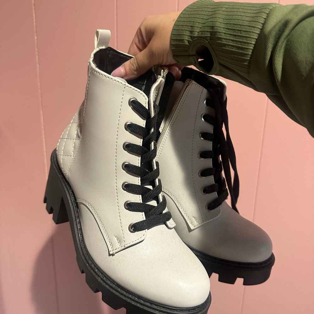 Women's Lace-Up Ankle Boots - White